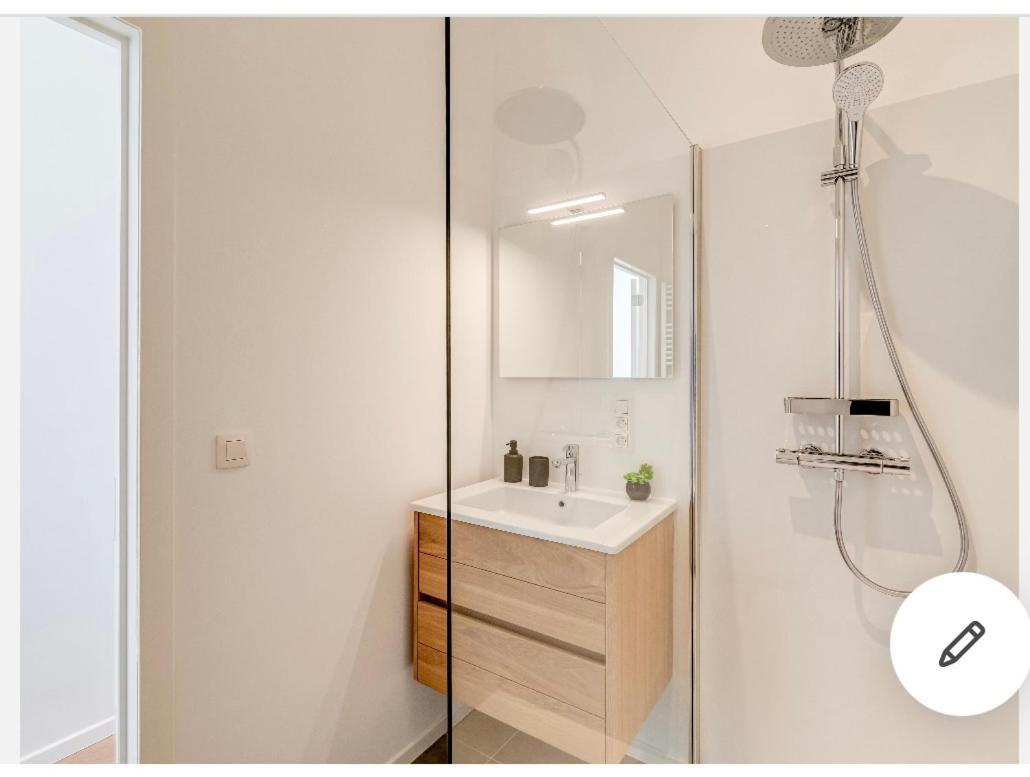 Room Engine Residence Antwerpen Bagian luar foto